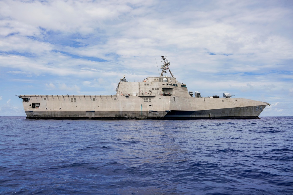 USS OAKLAND CONDUCTS SMALL BOAT OPERATIONS