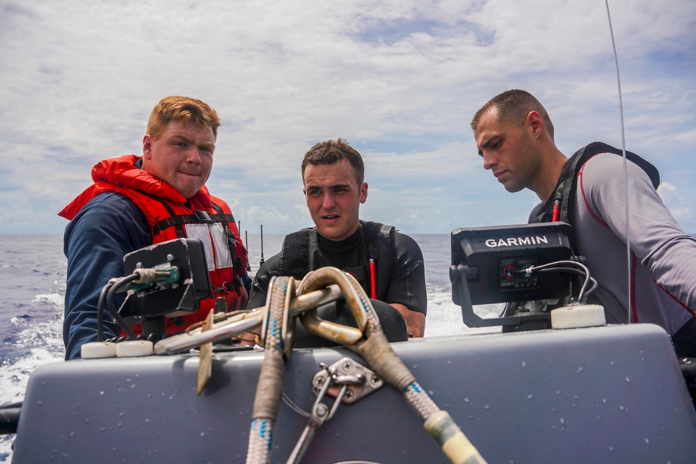 USS OAKLAND CONDUCTS SMALL BOAT OPERATIONS