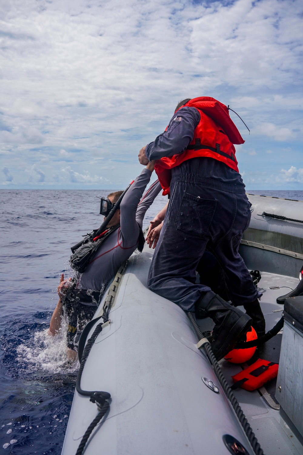 USS OAKLAND CONDUCTS SMALL BOAT OPERATIONS