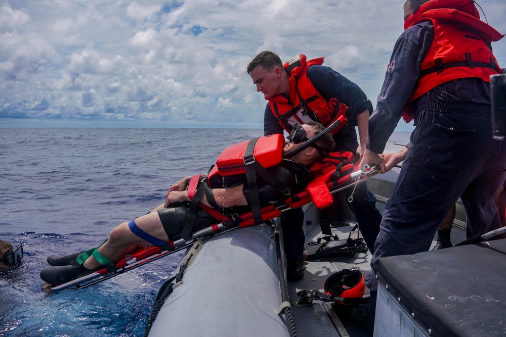 USS OAKLAND CONDUCTS SMALL BOAT OPERATIONS