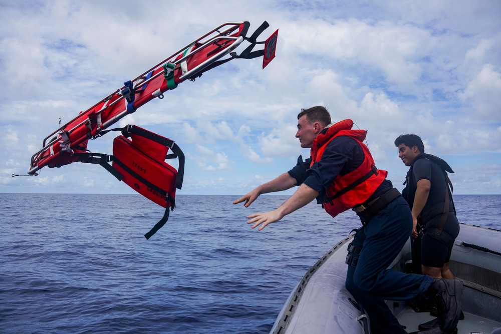 USS OAKLAND CONDUCTS SMALL BOAT OPERATIONS