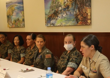 WOMAN TO WOMAN: FEMALE MILITARY MEMBERS AND STUDENTS EXCHANGE LESSONS AND ENCOURAGEMENT FOR FUTURE / 女性同士の交流 ー 米軍女性隊員と女子大生、知識と希望を分かち合う