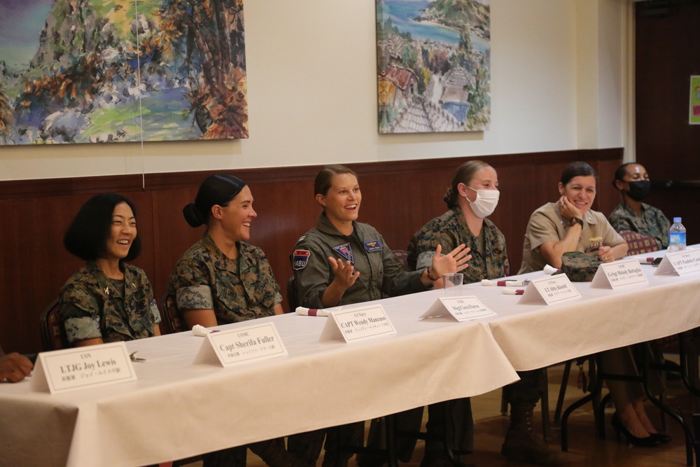 WOMAN TO WOMAN: FEMALE MILITARY MEMBERS AND STUDENTS EXCHANGE LESSONS AND ENCOURAGEMENT FOR FUTURE / 女性同士の交流 ー 米軍女性隊員と女子大生、知識と希望を分かち合う