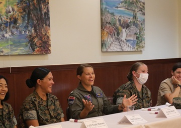 WOMAN TO WOMAN: FEMALE MILITARY MEMBERS AND STUDENTS EXCHANGE LESSONS AND ENCOURAGEMENT FOR FUTURE / 女性同士の交流 ー 米軍女性隊員と女子大生、知識と希望を分かち合う