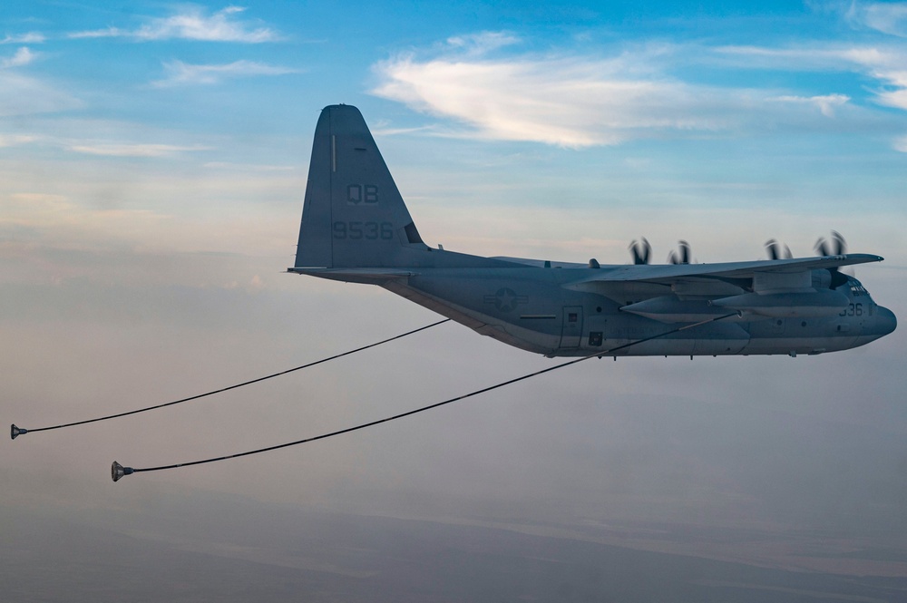 VMM-364 aerial refueling