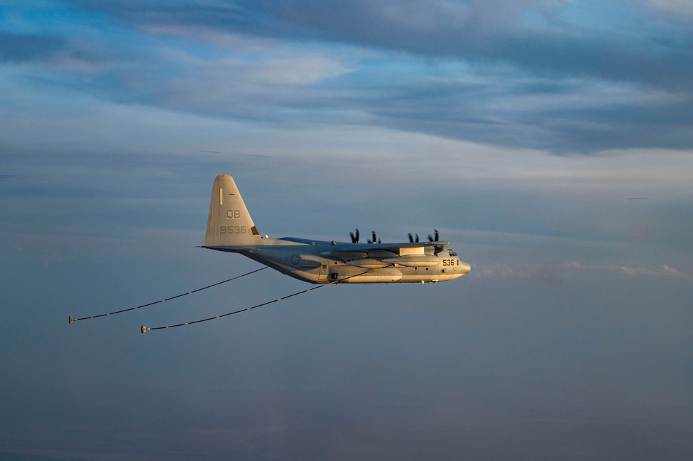 VMM-364 aerial refueling