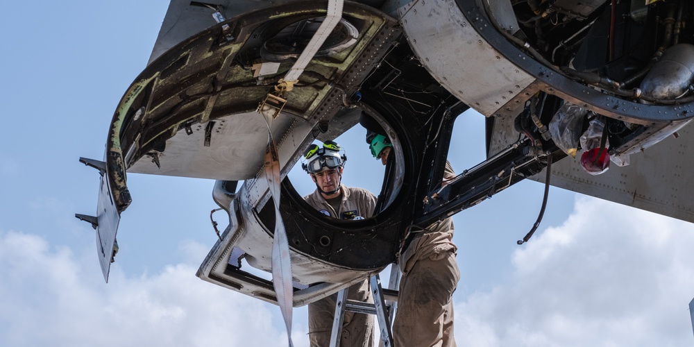 VMM-364 (REIN) Performs Maintenance on MV-22B Ospreys at CLDJ