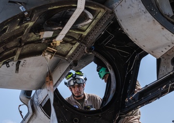 VMM-364 (REIN) Performs Maintenance on MV-22B Ospreys at CLDJ