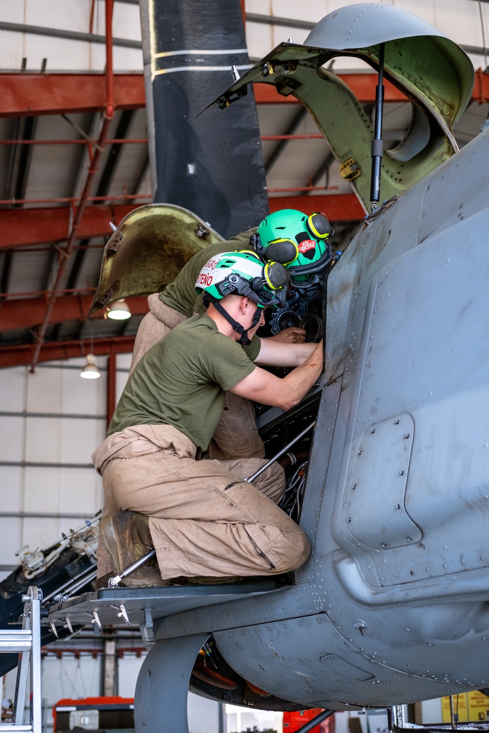 VMM-364 (REIN) Performs Maintenance on MV-22B Ospreys at CLDJ