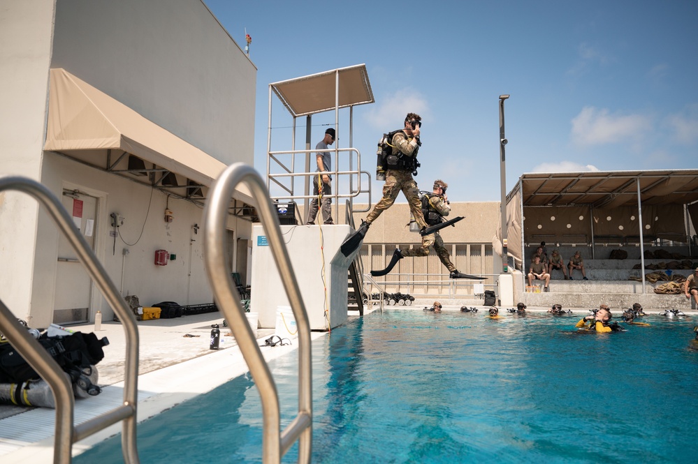 Special Warfare Students Dive