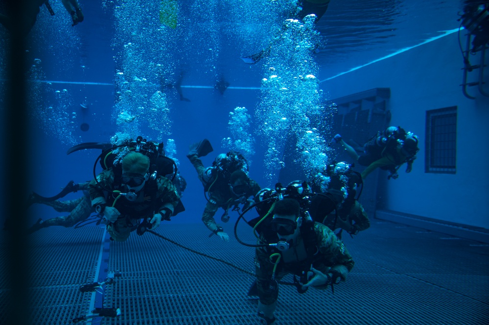 Special Warfare Students Dive