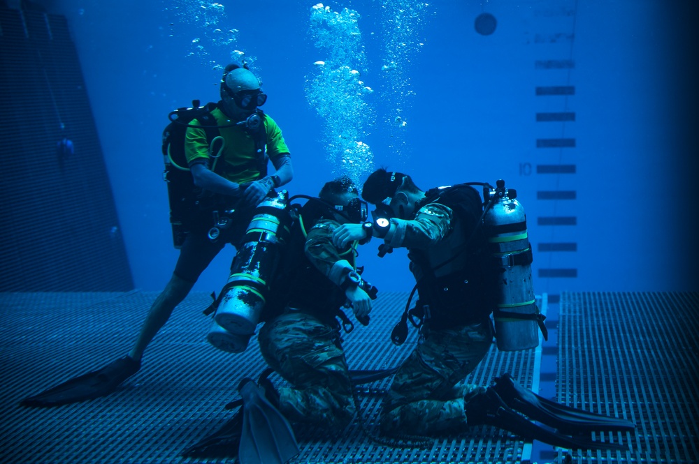 Special Warfare Students Dive