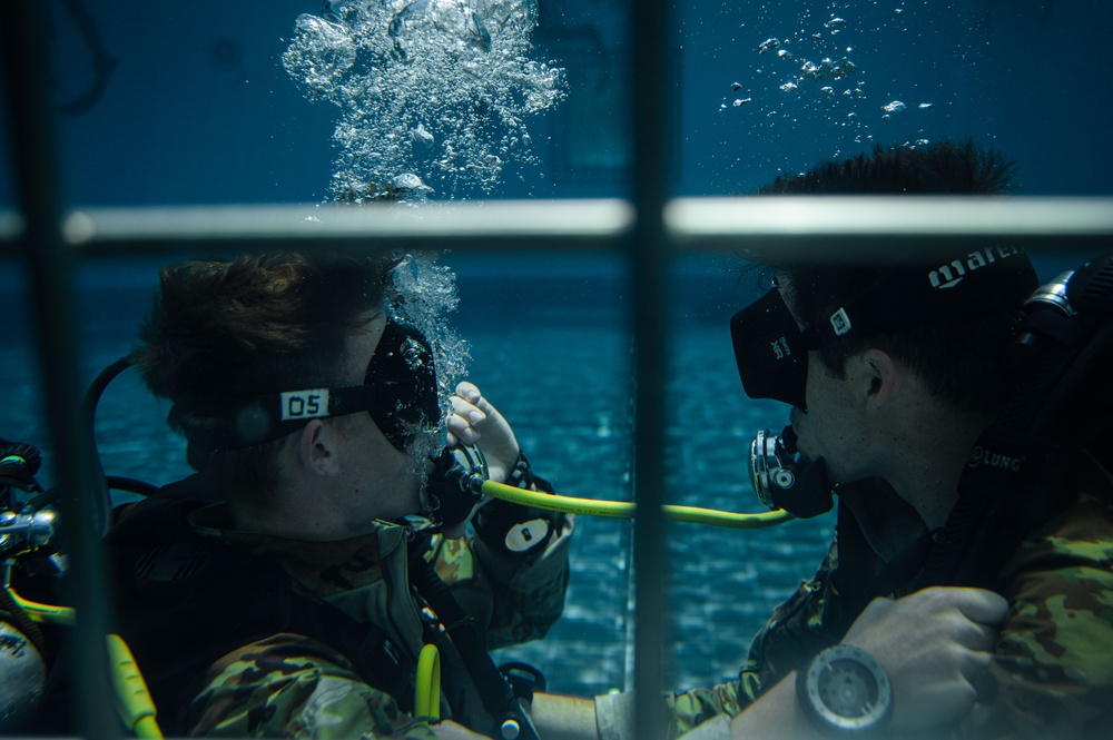 Special Warfare Students Dive