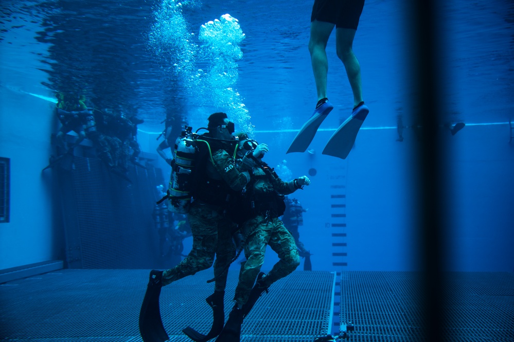 Special Warfare Students Dive