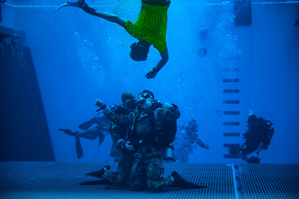 Special Warfare Students Dive