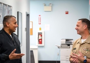 Commodore, Navy Recruiting Region East, visits NTAG Philadelphia