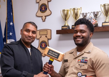 Commodore, Navy Recruiting Region East, visits NTAG Philadelphia