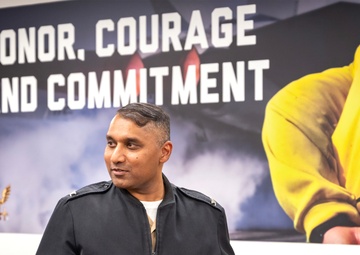 Commodore, Navy Recruiting Region East, visits NTAG Philadelphia