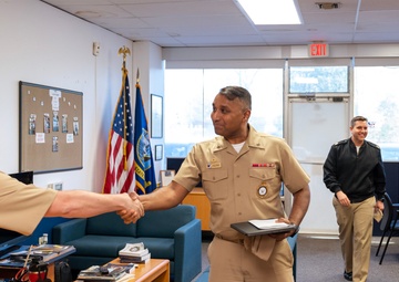 Commodore, Navy Recruiting Region East, visits NTAG Philadelphia