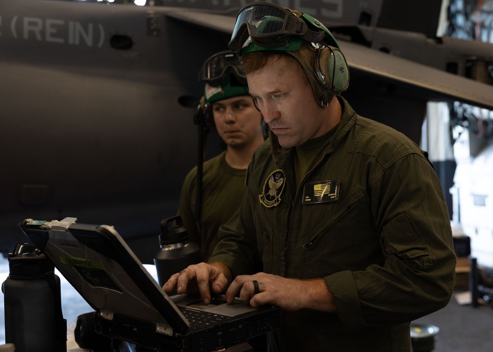 26th MEU Marines Conduct Maintenance