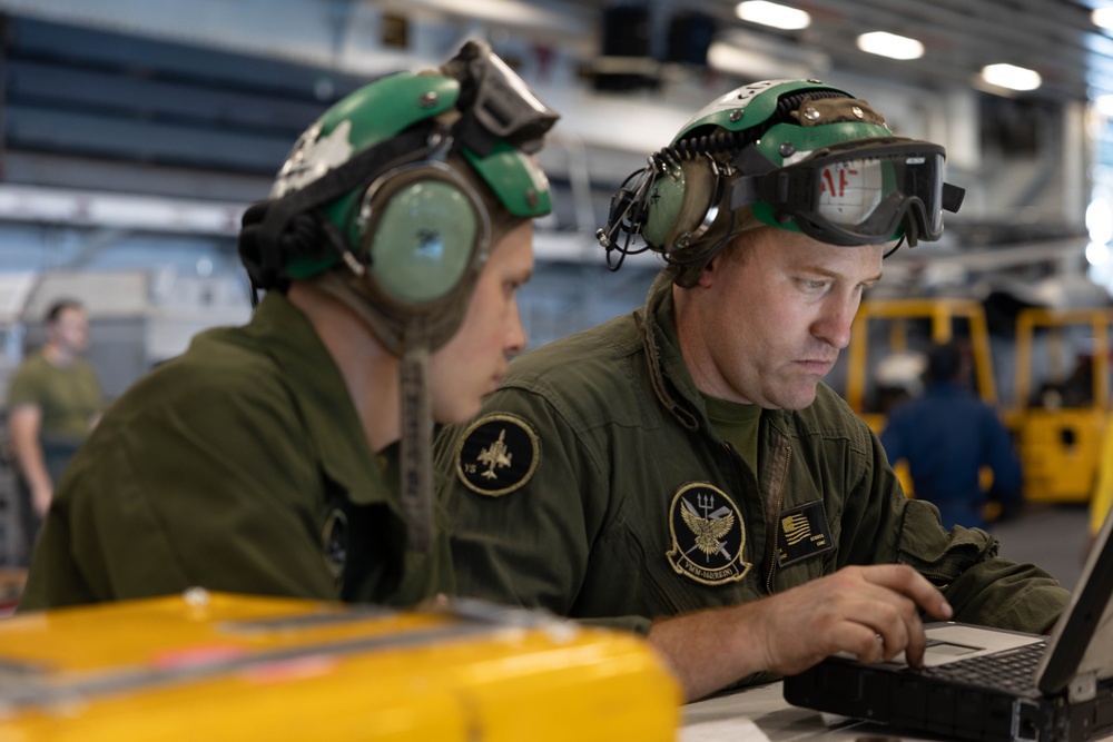 26th MEU Marines Conduct Maintenance