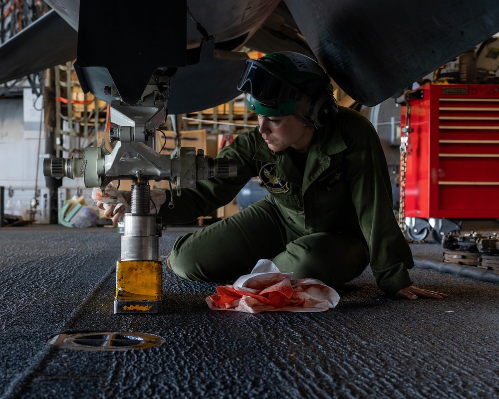 26th MEU Marines Conduct Maintenance