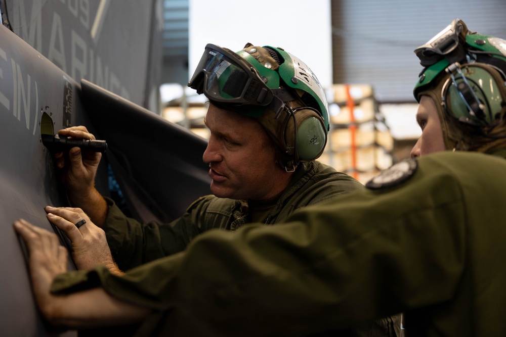 26th MEU Marines Conduct Maintenance