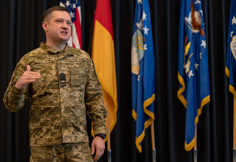 Ukrainian CMSAF gives speech at  NCOA graduation