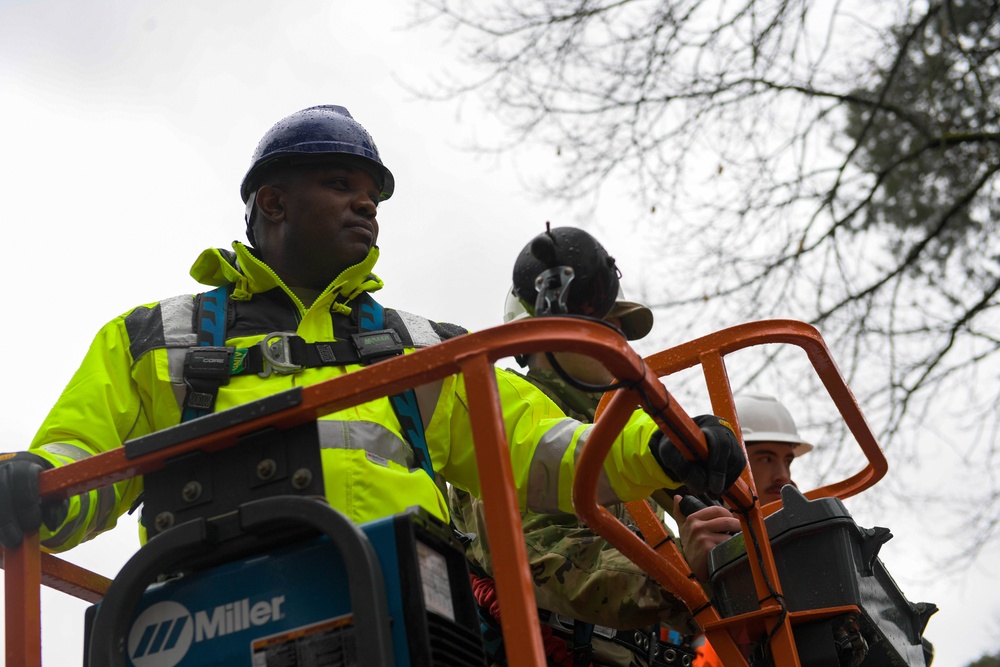 86th AW Command Team assists CES in action