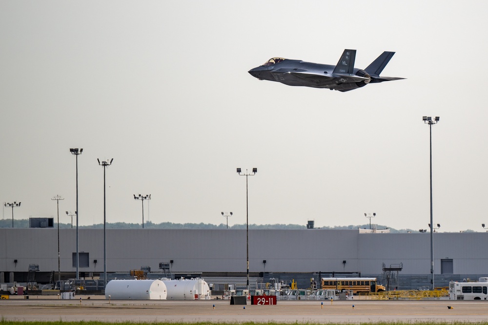 Aircraft arrive for Thunder air show