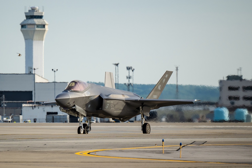 Aircraft arrive for Thunder air show