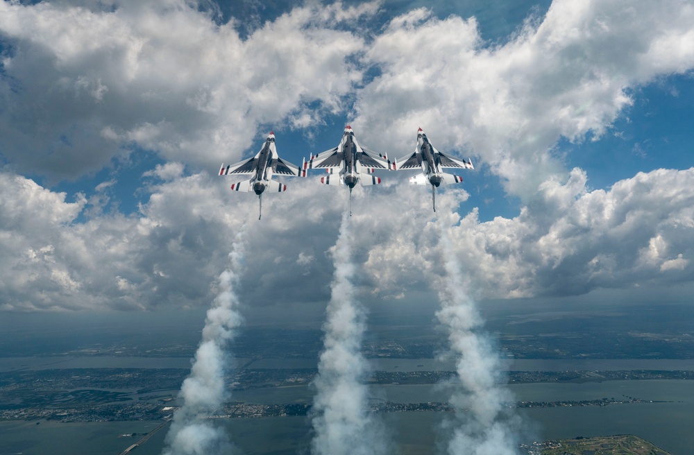 Thunderbirds perform at Cocoa Beach