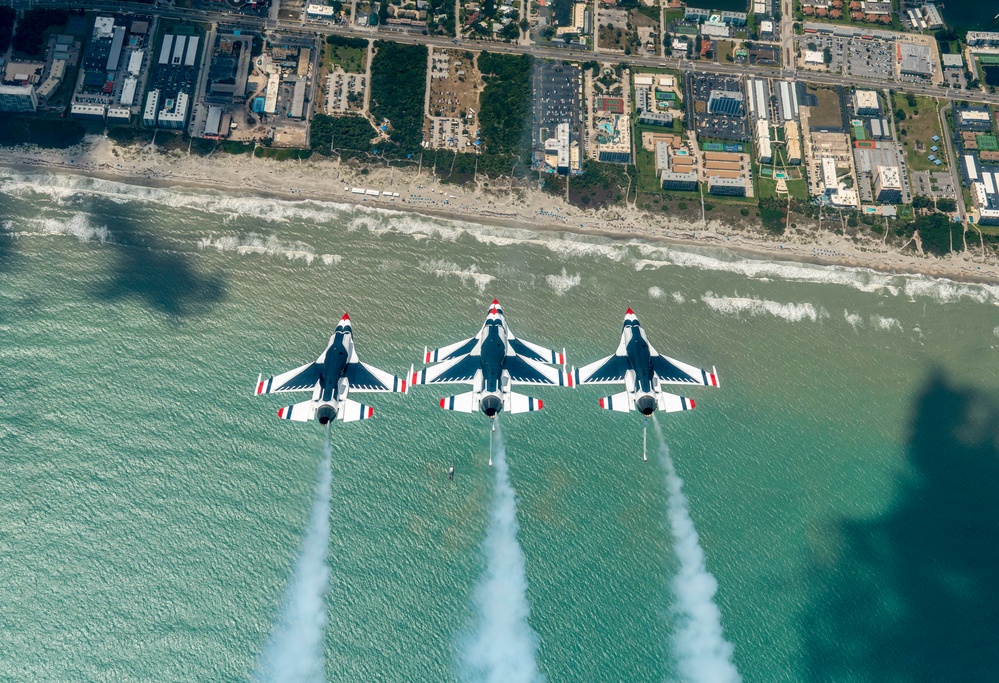 Thunderbirds perform at Cocoa Beach