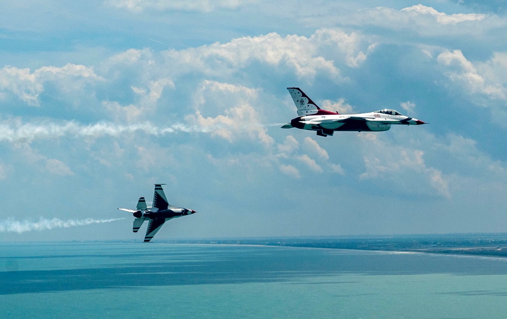 Thunderbirds perform at Cocoa Beach