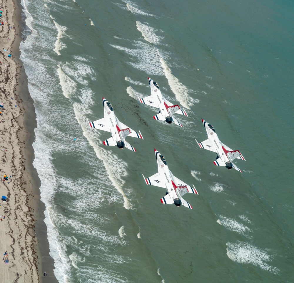 Thunderbirds perform at Cocoa Beach