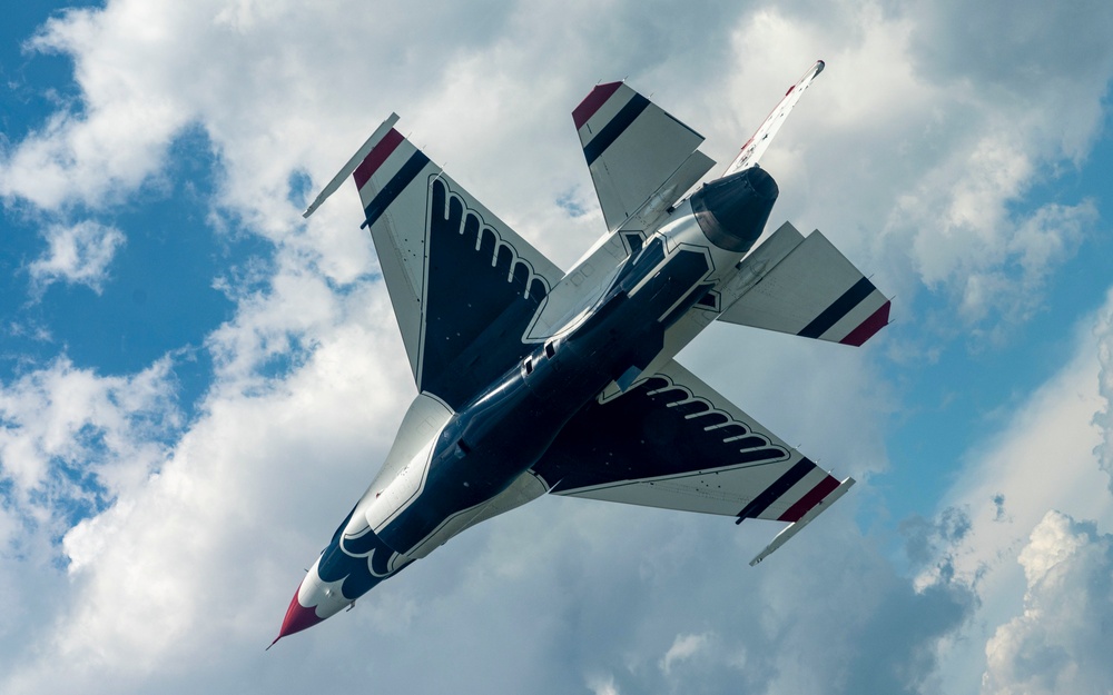 Thunderbirds perform at Cocoa Beach