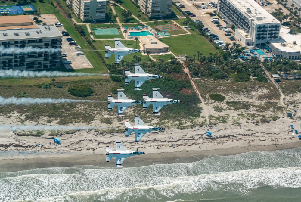 Thunderbirds perform at Cocoa Beach