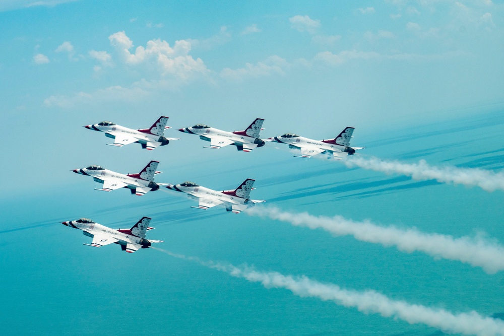 Thunderbirds perform at Cocoa Beach