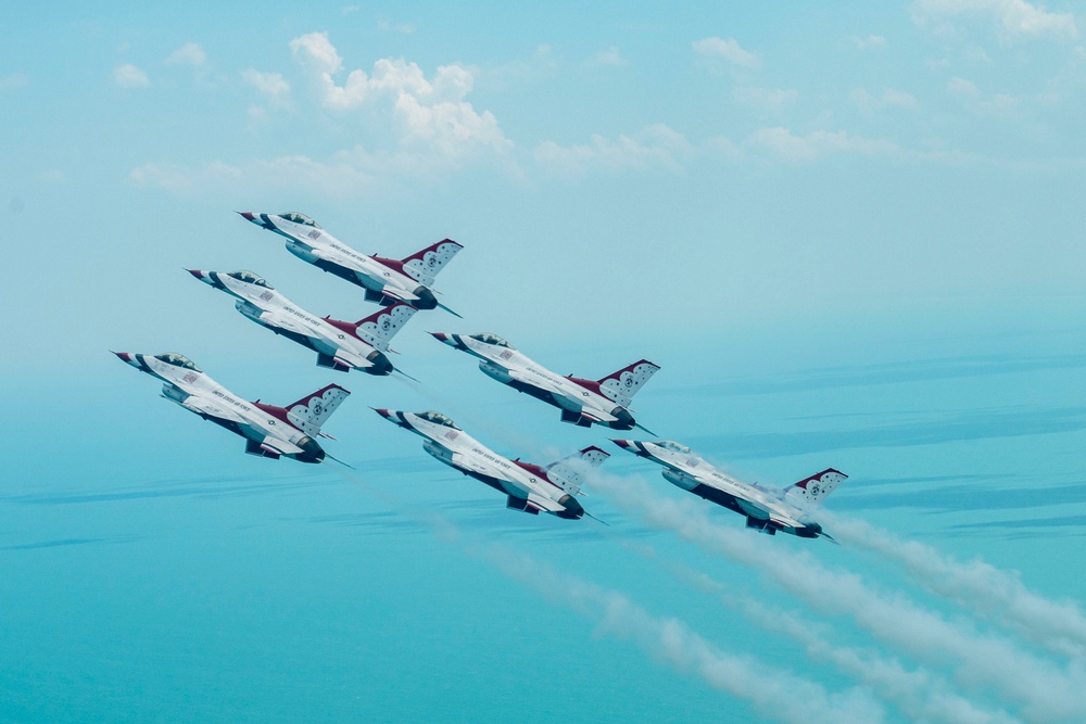 Thunderbirds perform at Cocoa Beach