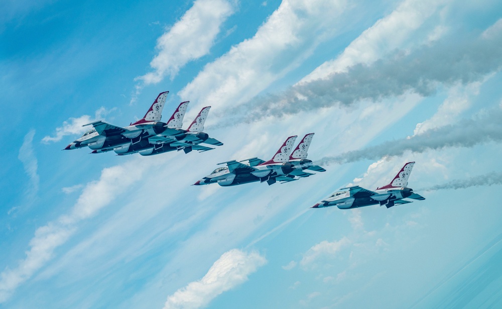 Thunderbirds perform at Cocoa Beach