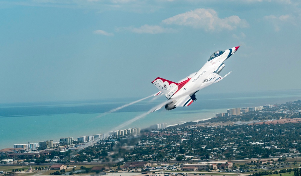 Thunderbirds perform at Cocoa Beach