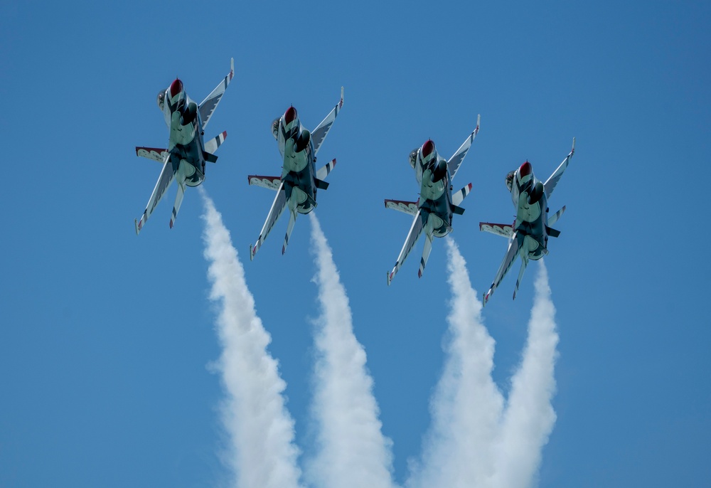 Thunderbirds perform at Cocoa Beach