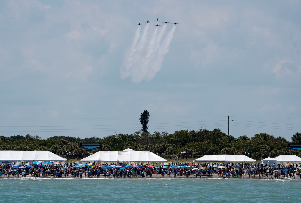 Thunderbirds perform at Cocoa Beach