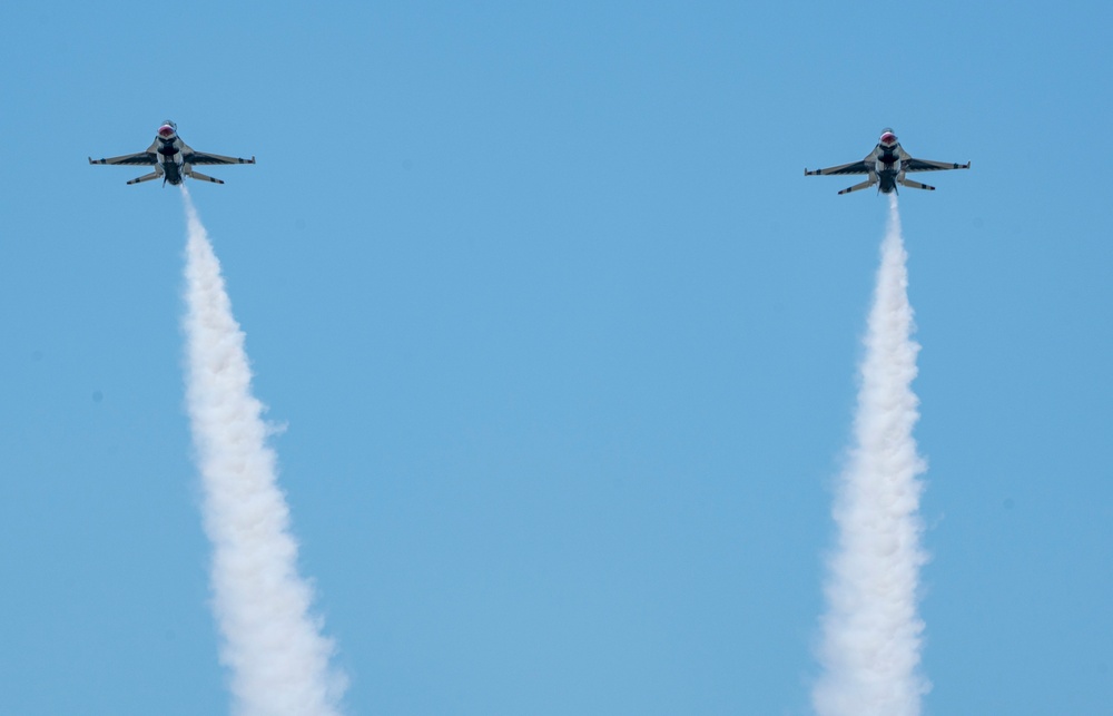 Thunderbirds perform at Cocoa Beach