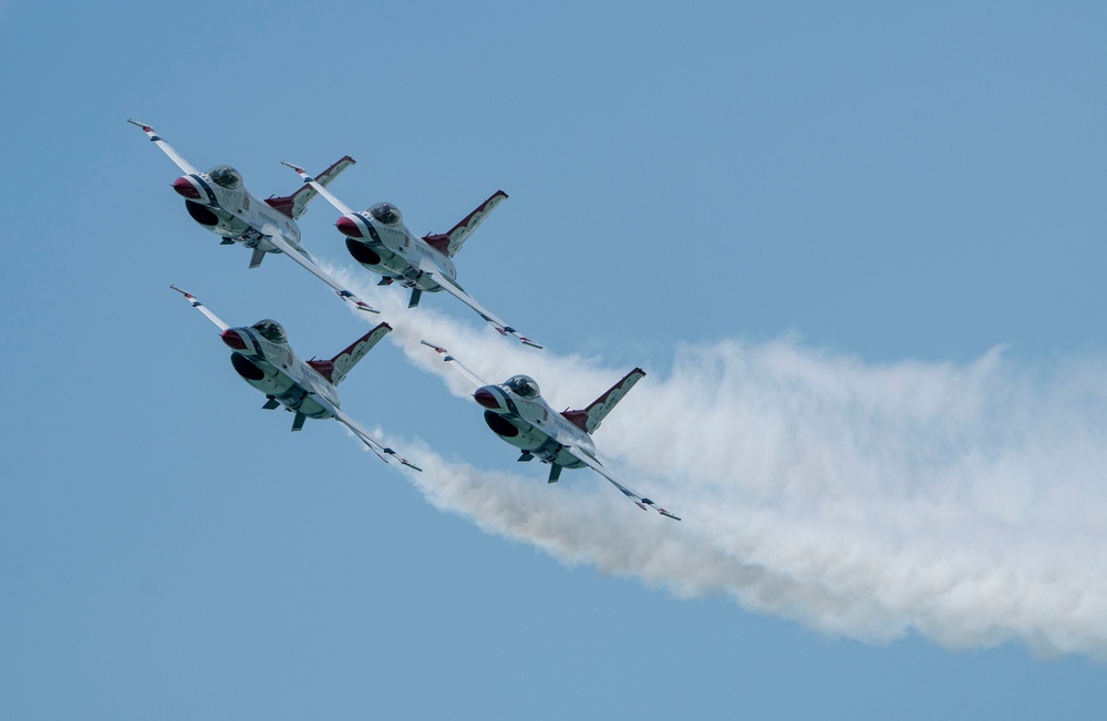 Thunderbirds perform at Cocoa Beach