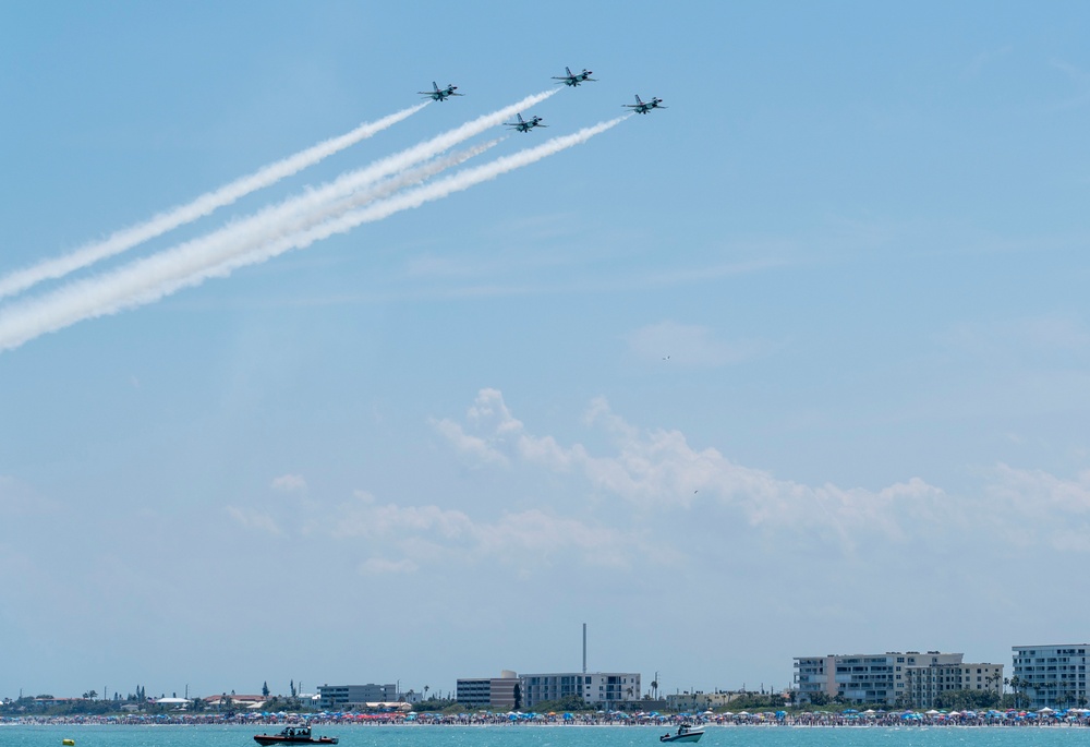 Thunderbirds perform at Cocoa Beach