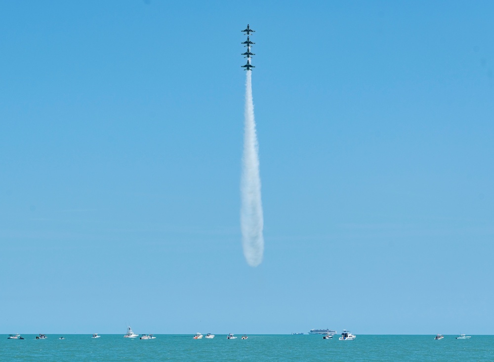 Thunderbirds perform at Cocoa Beach