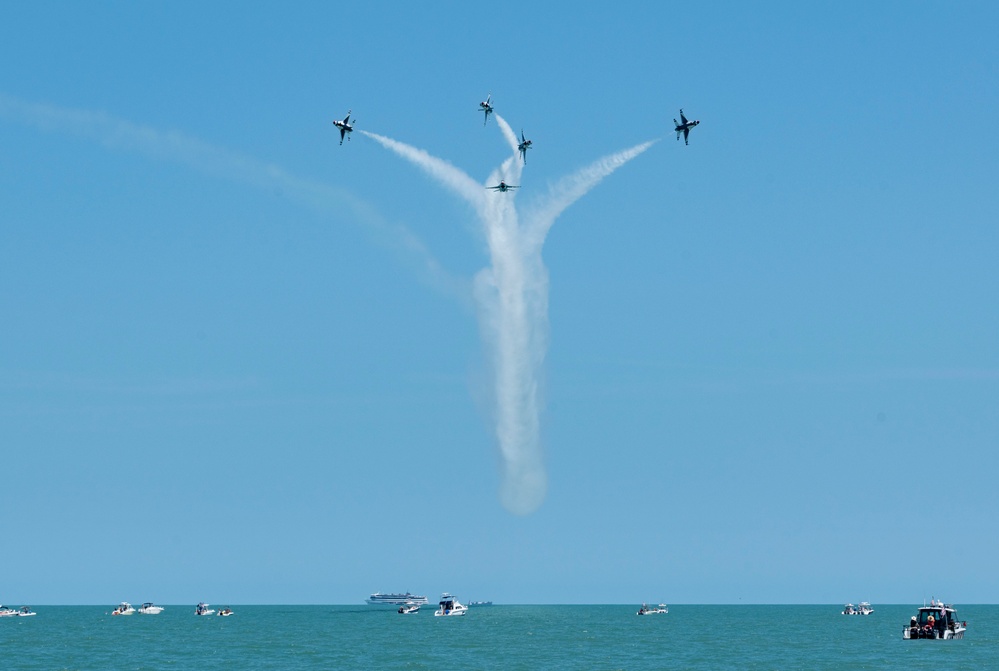 Thunderbirds perform at Cocoa Beach