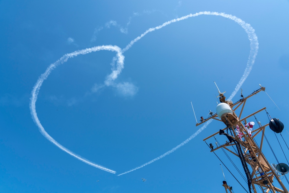 Thunderbirds perform at Cocoa Beach