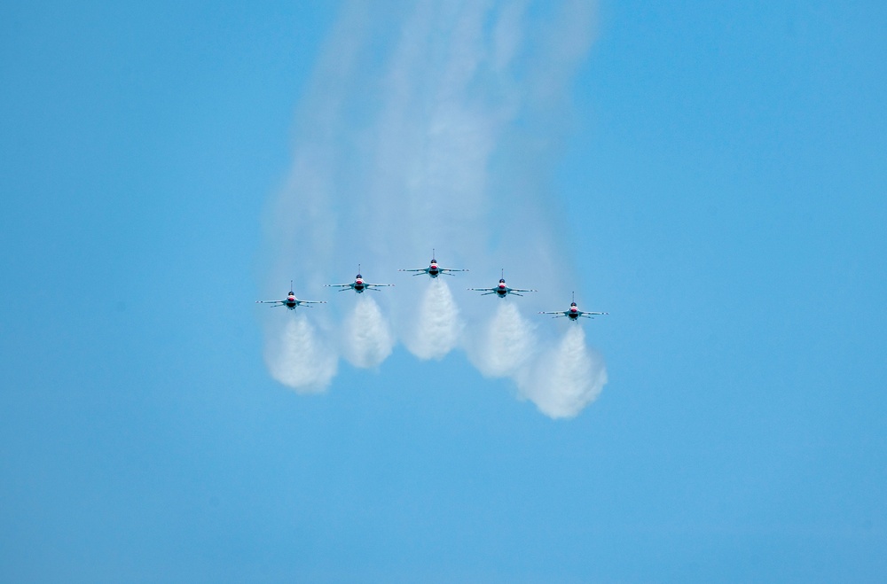 Thunderbirds perform at Cocoa Beach